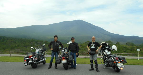 浅間山とともに記念撮影