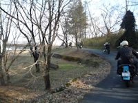 松野湖の峠を走る