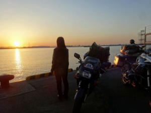 稲永埠頭で夜明けを迎える。