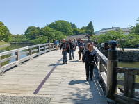 橋を渡り場内へ