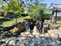 歩きにくい石段を越えると