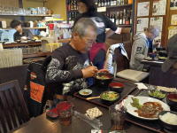 奥のカウンターにはお酒が並ぶ