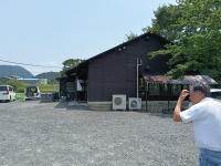 お店へと歩く