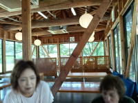 木材むき出しの店内雰囲気良し