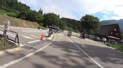 国道から逸れて二輪車置き場を発見