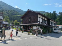 旧国道沿いの土産物店